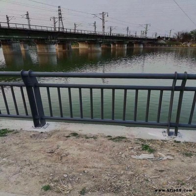 廠家定做不銹鋼復合管護欄 河道防護鍍鋅護欄 不銹鋼復合管橋梁護欄 2019新款