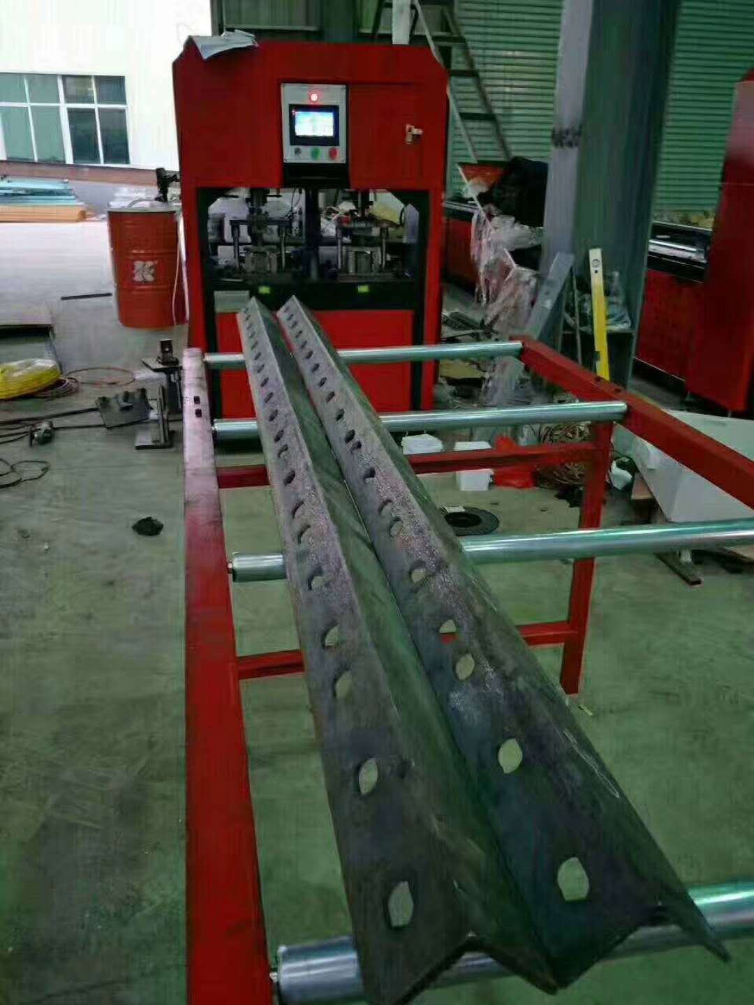 廠家直銷 武威鋼結構建筑腳手架升降爬架40*80方鋼鐵管自動沖床示例圖1
