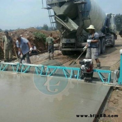 混凝土路面攤鋪機(jī) 水泥路面攤平機(jī) 汽油振動梁 電動混凝土震搗梁現(xiàn)場試機(jī)