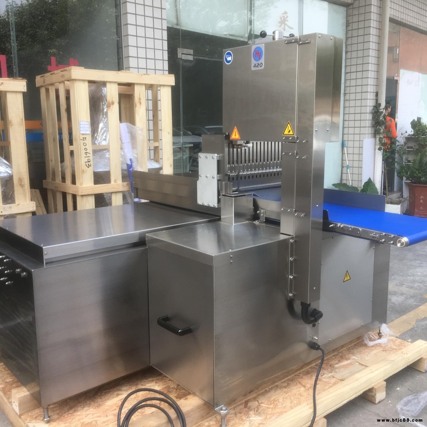 HY-420A自動化排骨切塊機 龍骨豬腳切粒機 臺灣品牌進口鋸骨機型