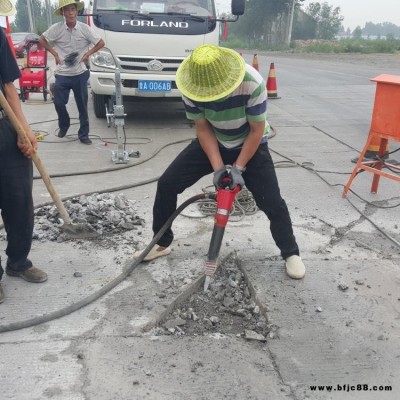 高速公路混凝土路面起砂裂縫修補(bǔ)料自流平快干兩個(gè)小時(shí)快速通車一手貨源沒(méi)有差價(jià)