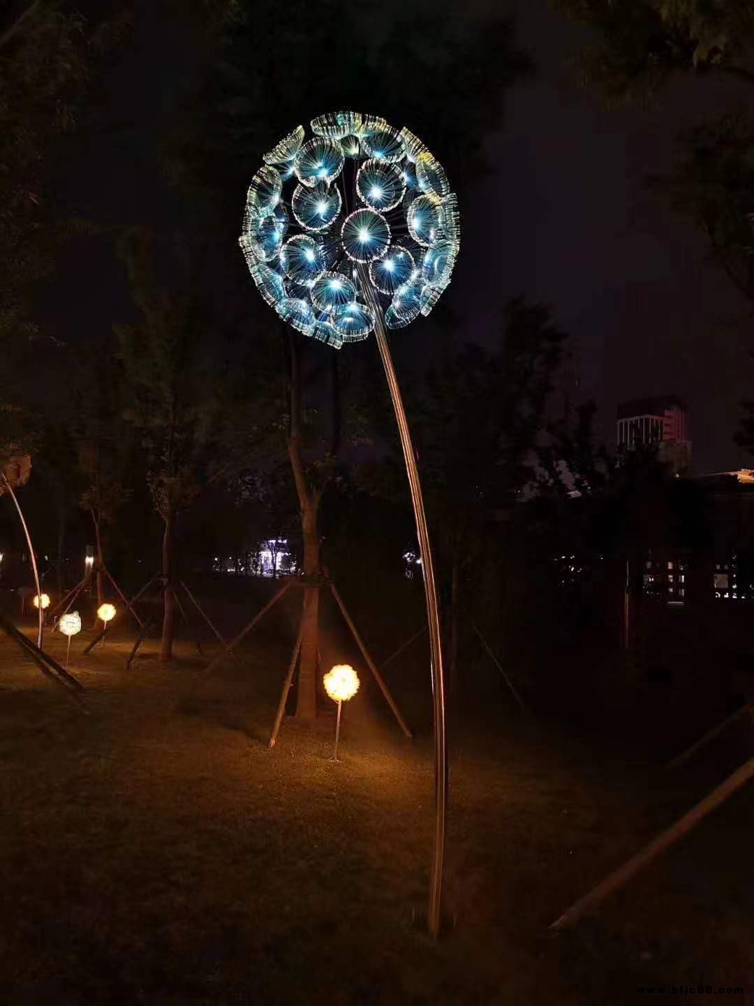 戶外蒲公英景觀燈蒲公英造型燈銘星廠家位于國(guó)際燈飾生產(chǎn)基地橫欄鎮(zhèn)